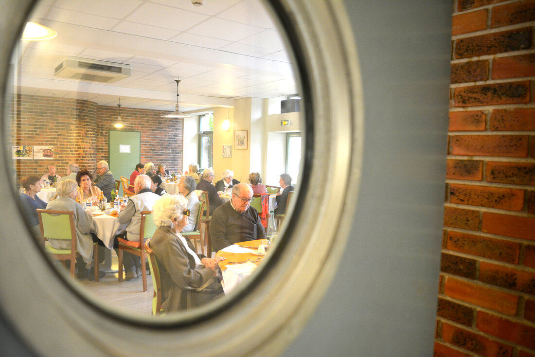 personnes à table au restaurant de la résidence