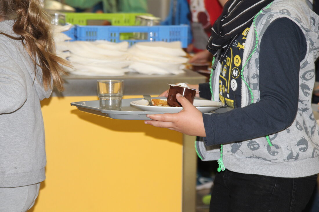 Restauration scolaire Des enfants portent des plateaux de self