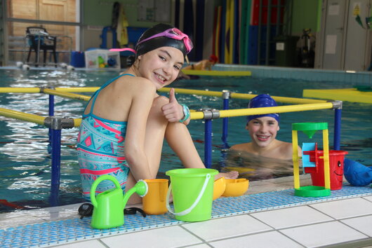 photo d'enfants dans la piscine avec des jeux TexteALt