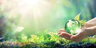 Mains qui tiennent une goutte d'eau